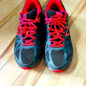 New Balance women's sneakers. Excellent condition Size: 9.5
